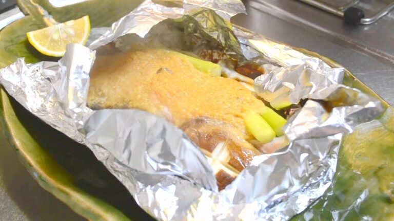山海の旨味を包み込む鮭とキノコのホイル蒸しの作り方　　How to make steamed salmon wrapped with aluminum foil