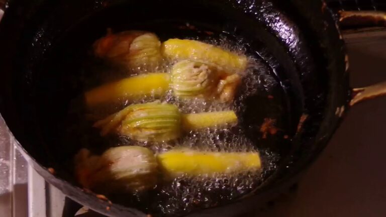 とっても美味い花ズッキーニ。肉を花の中へ入れて油へそのまま、とっても美味い幸せの花ズッキーニです・