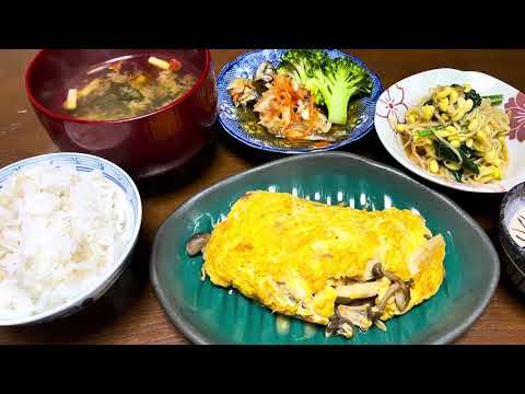 （ある日の夕食）きのこオムレツとモヤシのナムル
