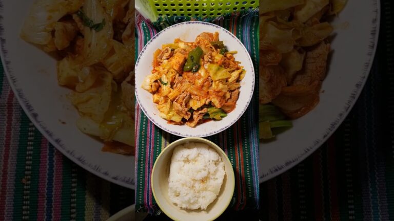 【創作料理】油揚げ、キャベツ、ピーマン、パクチー、ナムプラー、を加えた豚キムチを食べていきます
