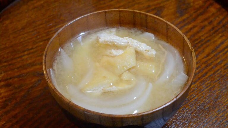 玉葱と油揚の味噌汁の作り方　　How to make miso soup of onion and fried tofu