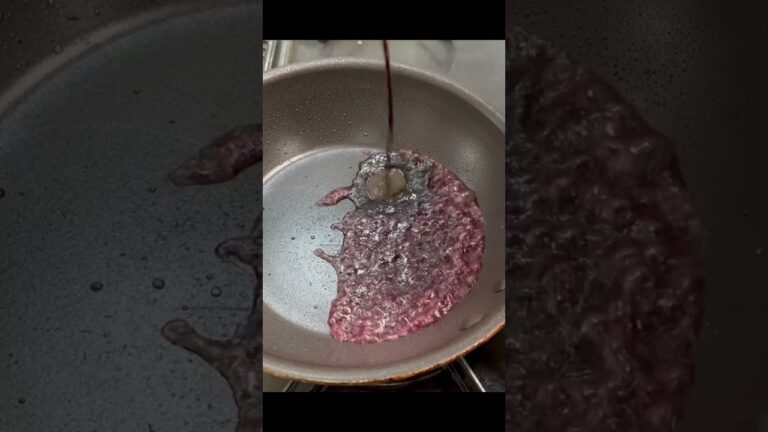 スーパーでお手頃な牛肩ロースを完璧に焼き上げる方法！赤ワインソースが簡単なのにどちゃくそ美味い！！#shorts#ステーキ#ステーキの焼き方