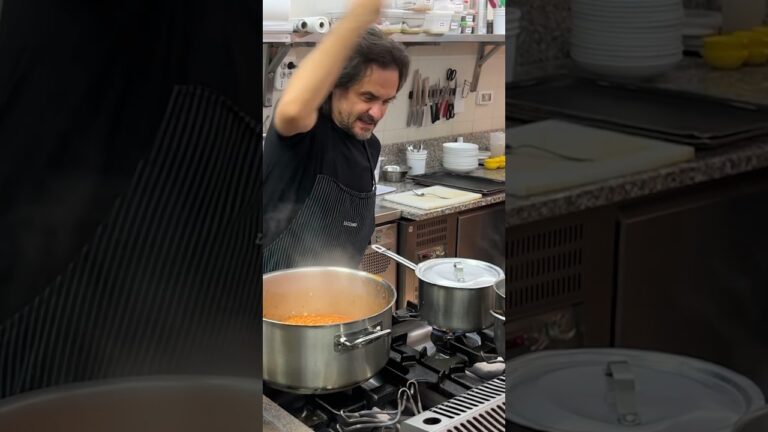 【大暴れ】星付きレストラン営業風景！イタリアの現場で闘ってきました。#shorts