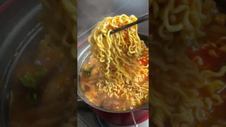 ユッケジャンスープで鍋！締めはラーメンで満足感倍増！ #shorts