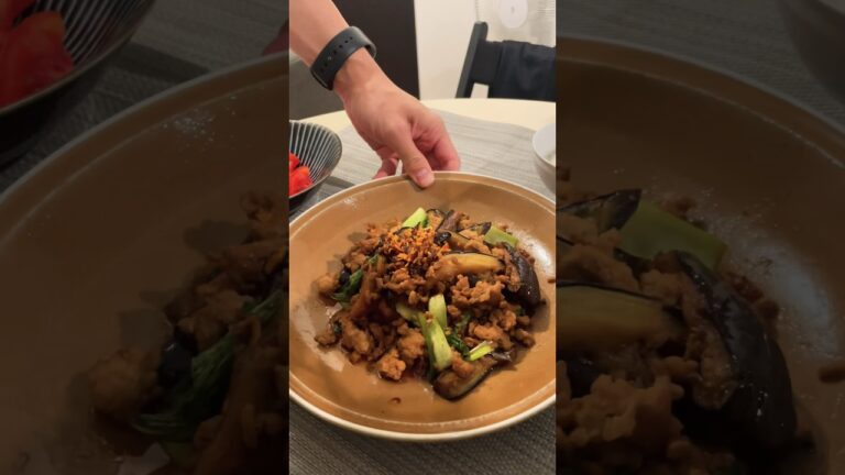 茄子とひき肉の甜麺醤炒めな晩ごはん。#男子ご飯 #料理男子 #料理勉強中 #おうちごはん #クッキングラム #自炊男子 #よるごはん日記 #暮らしを楽しむ