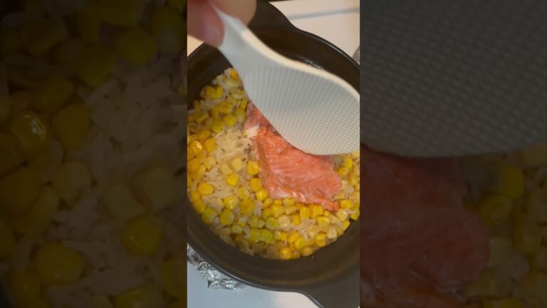 【めちゃウマ】土鍋で炊き込みご飯サーモンバターコーン#shorts