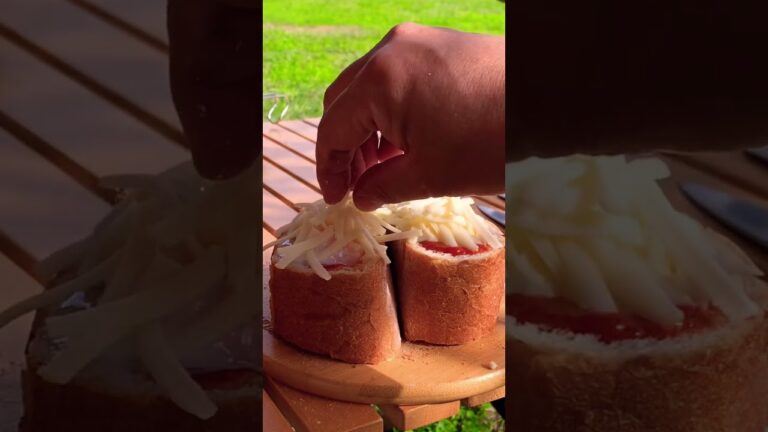 【ソロキャン飯】バケットくり抜いて温泉たまごとチーズのトースト。