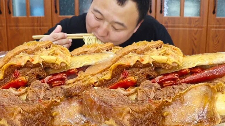 A Qiang is going to make a 15-jin ”spicy steak noodles”, spicy, chewy and tender