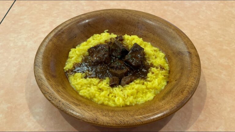 サイゼリヤが大きな牛すね肉のビーフシチューをリゾットにかけた新メニューを発売しました