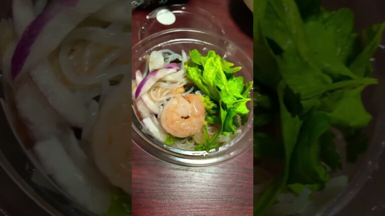 セブンイレブン万能！！台風でなくてタイ風ピリ辛春雨サラダ。セロリとミョウガが入ってるかも！あとナンプラー。あぁ！！パクチー🌿も入ってる！！