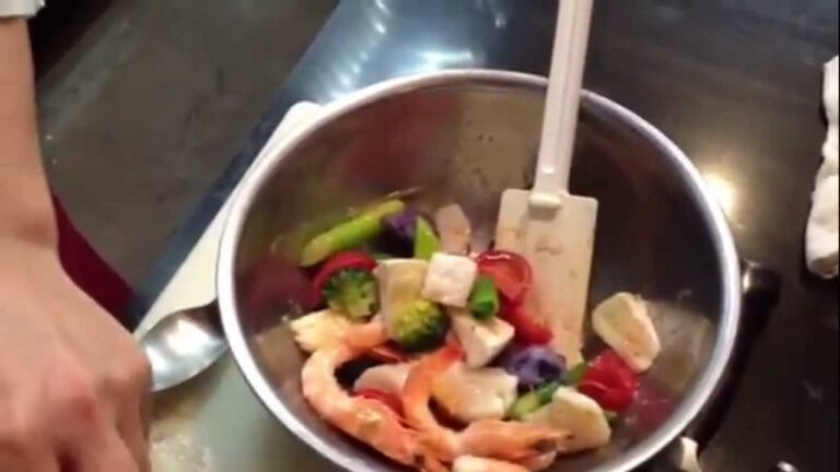 天使の海老とほたて貝、カマンベールチーズのサラダ グレープフルーツの香り カルダモン風味