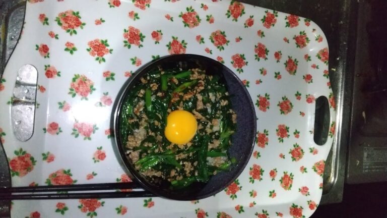 豚ひき肉とニラのスタミナ丼