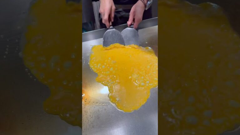 ハートのオムレツを乗せた広島風お好み焼き🍳【自由が丘 BY THE WAY】 #japanesefood #東京グルメ #egg