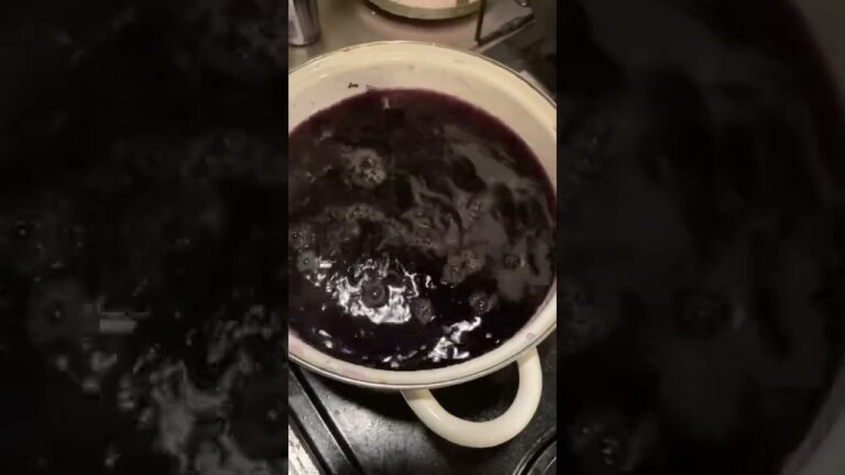 しそジュースには大量の砂糖を入れます