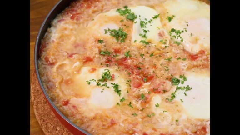 フライパンのまま食卓へ トマトの巣ごもり焼き ｜ moguna[モグナ]