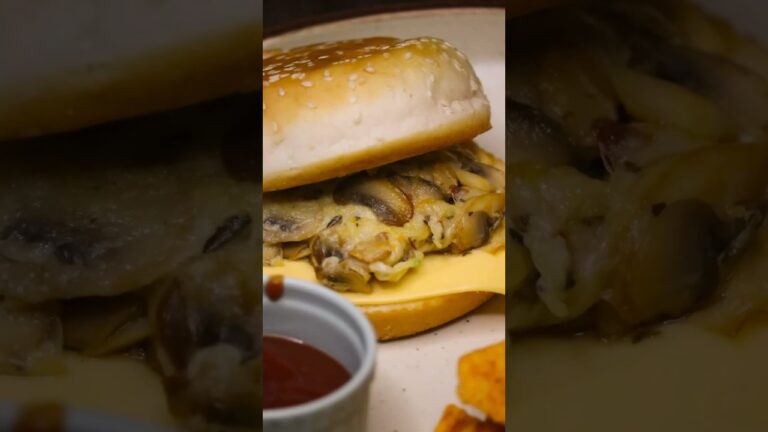 Mouthwatering Mushroom Cheese Burger Recipe 🍄 🍔 #shorts #mushroomburger #burgerrecipe