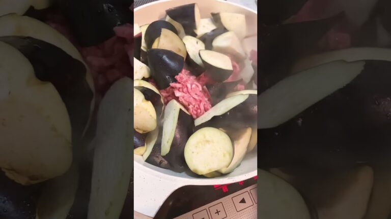 茄子と牛豚ひき肉パスタ作る