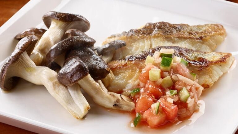 霜降りひらたけと白身魚のサルサソースがけ