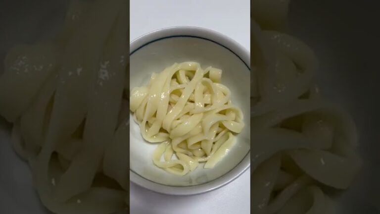埼玉で覚えた冷や汁うどん　みそ、昆布だし、しそ、茗荷、長ネギ、すりごま、きゅうりが定番　きゅうりの代わりに葉生姜投入