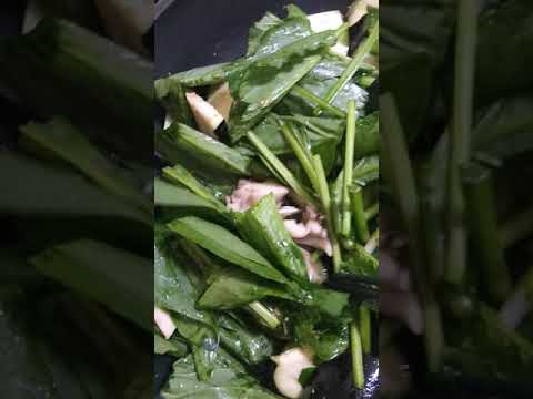キノコとほうれん草、なすを本だしとお塩、ゴマ油で炒めています😊🍳🍽️