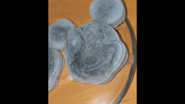 黒ごまプリンを型に入れて凍らせたら、ごまの量が少なすぎて想像してたのと違った(T_T)。 #Shorts #DAISO #黒ごまプリン #アイス  #ミッキー好き