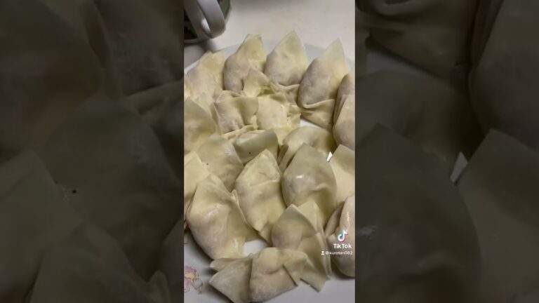 ツナキャベツ餃子。キャベツ4分1ツナ2缶マヨネーズ大さじ3塩胡椒少々餃子の皮30枚