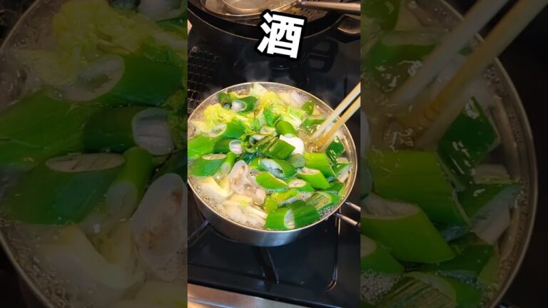 冷蔵庫の余った野菜ぶち込んで味噌汁作って40代独身貧乏男の一日が始まるだけの動画