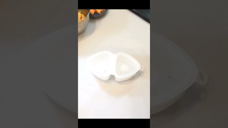 【ずぼら弁当】セリアのおにぎり型で作る/おかかチーズと鮭のおにぎり