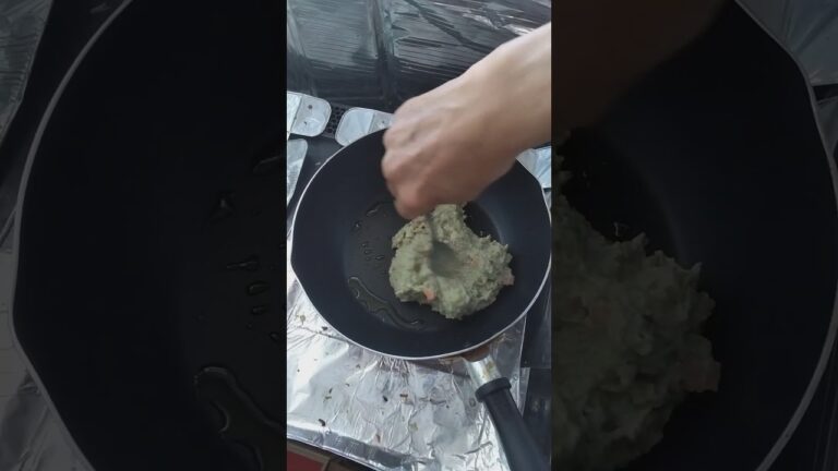 #料理23 #お好み焼き5 すりおろしたレンコンを入れてみました。牛乳 豚鶏ミンチ そば粉 小麦粉 きな粉 煮干し粉 白葱 玉葱 人参 生姜 ほうれん草青汁 #料理 #cooking #music