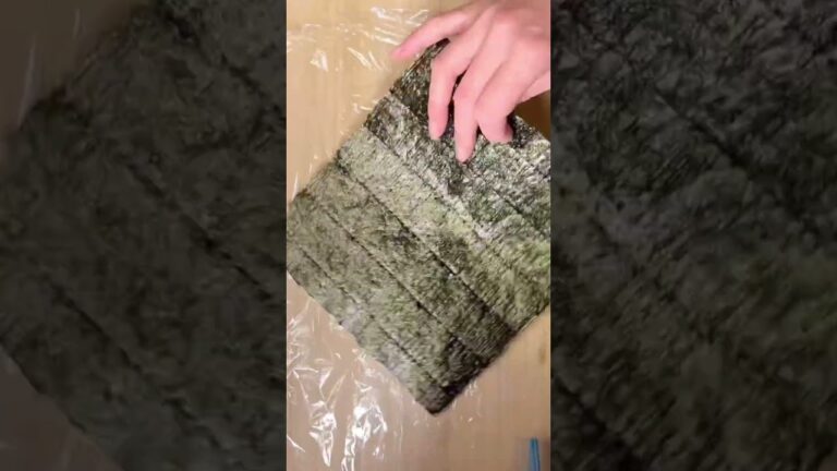 【ピリ辛巻き寿司】めちゃうま！たまごとウインナーのキンパ #shorts #簡単レシピ #koreanfood