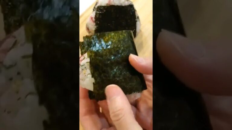 【vegetarian onigiri】おにぎり[しそと梅干、相性抜群] #shorts #簡単レシピ #japanesefood
