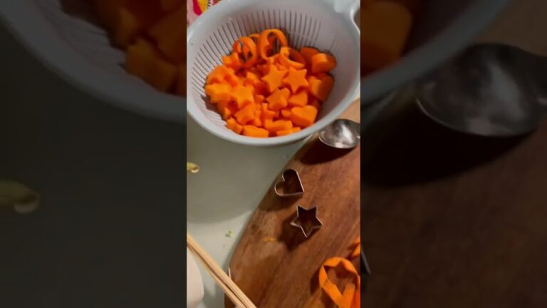 人参を切っておいて保存する作業をする次女🥕