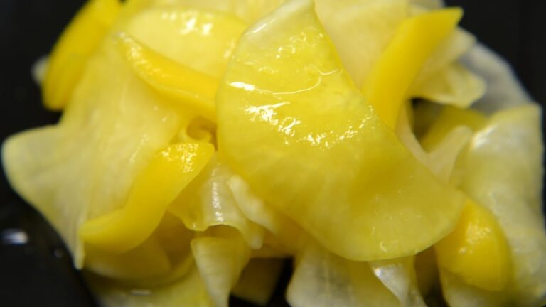 大根とドライマンゴーの甘酢漬け