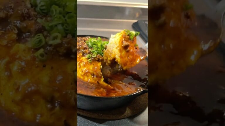 肉あんかけをふわふわ卵の上にブチまけた男飯【鉄板肉あんかけ天津飯風】