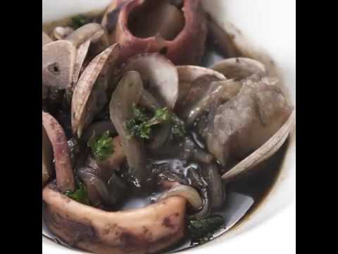 イカスミのうまみでお酒がすすむ いかとあさりの墨煮 ｜ moguna[モグナ]