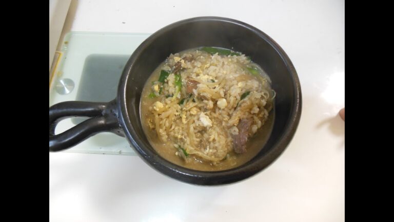 【牛すじのいいお出汁が出てる】カルビクッパ【Korean rice-soup with meat on the bone】