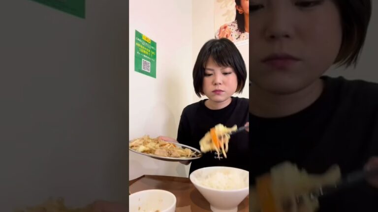 爆盛り肉野菜炒め定食をギャリック砲で楽しむ女/ベジー太 心斎橋店