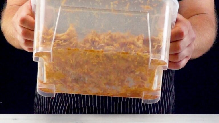 鶏むね肉3枚をプラスチック容器の中に入れて振る。これはクレイジー！