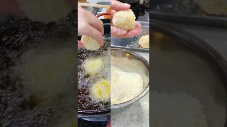 モッツアレラ入りかぼちゃコロッケはフードプロセッサーで簡単に！ちょこっとお砂糖入れてあげるのがポイントです。 #food #cooking