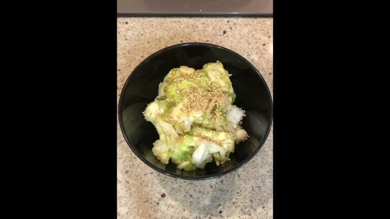 塩もみしたキャベツに塩昆布をのせるだけ(高速版)