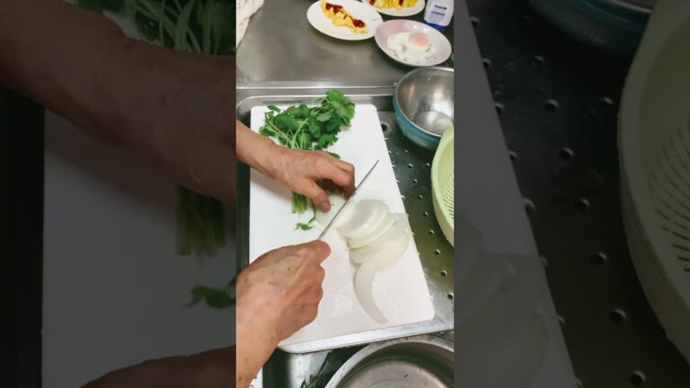 ９３歳おばあちゃん今朝の味噌汁は、舞茸、玉葱🧅、三つ葉☘️❗️