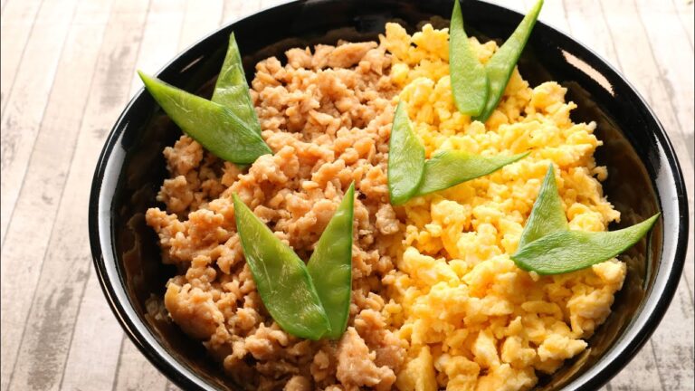 【レンジで簡単主食】卵と鶏の2色そぼろ丼の作り方｜パンダワンタン