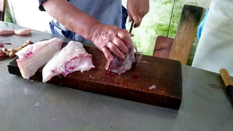 タイの頭を割るタイのかぶと（兜）割り①　なかなか割れなくて大変です　これで美味しい味噌汁を作ろう