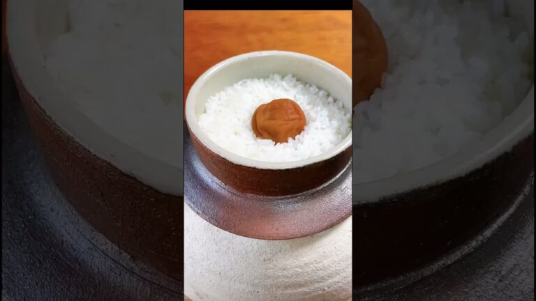梅干しを入れてごはんを炊くだけ！優しい梅炊き込むご飯ができますよ。おにぎりにしたら最高にうまい❗️#梅干し#おにぎり#炊き込みご飯#打田漬物#漬物