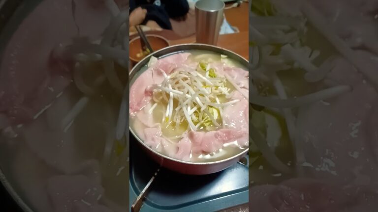 薄切り豚ロース、豆腐、たまねぎ、キャベツ、もやしの出汁鍋作りました！