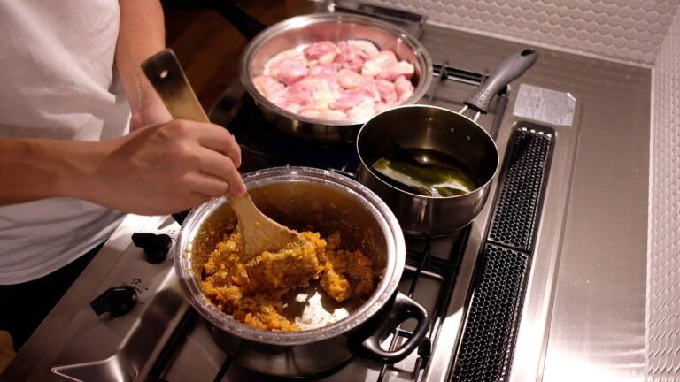 白菜の水分だけでカレーをつくる動画