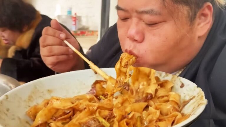 【胖猴仔最新】今天吃个不一样的炸酱面，韩式炸酱面。啥也不说了真香