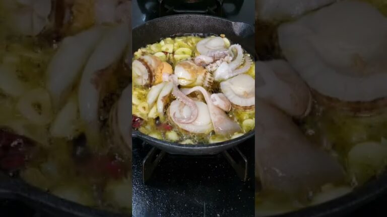 【海鮮アヒージョ】エビ.ホタテ.イカが入った濃厚な味わいの1品です。