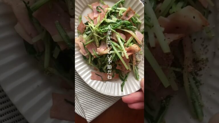 白だしが味の決め手♪水菜とベーコンの黒こしょう炒め