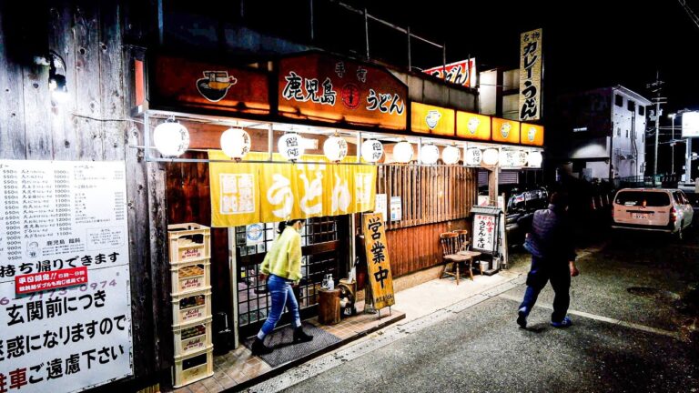 客「１年に３５０日来てます」仕事終わりの働く男達をワンオペで支える深夜メシ食堂丨Japanese Street Food